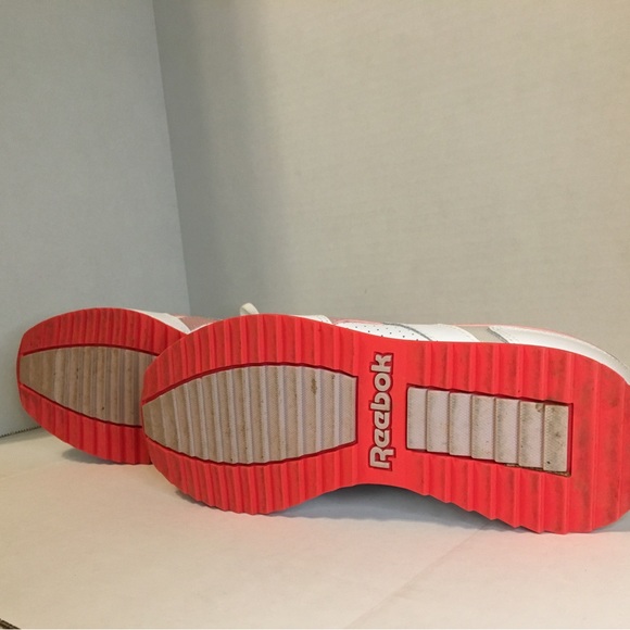 Reebok Women's Classic Harman Ripple Sneaker - Picture 9 of 10